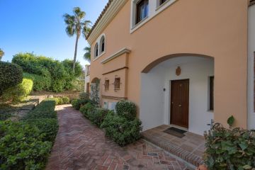 https://cdn.resales-online.com/public/zzioxgugw0/properties/e3bcddffd7fb11ef8ce602e0405b089b/w1200/3-e898b2bb2a2fdfd06d2c39894dce8316.jpg?v=1737471890