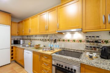 https://cdn.resales-online.com/public/qtb32w08n3/properties/50c02ee0e3ad11ef8ce602e0405b089b/w1200/17-dd5fcd4f0eb487dfa3803f7e20814c0e.jpg?v=1738756329