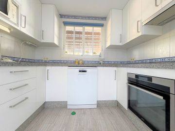 https://cdn.resales-online.com/public/1xds0dbjlvabipl6/properties/471e7590e8ac11ef8ce602e0405b089b/w1200/13-5fd73dea700db77384c091ca9818b1a9.jpg?v=1739539570