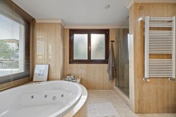 https://cdn.resales-online.com/public/zzioxgugw0/properties/43fac823f9a811ef8cfb02e0405b089b/w1200/34-2e8657844e540eba0189d71f472ffca9.jpg?v=1741357409