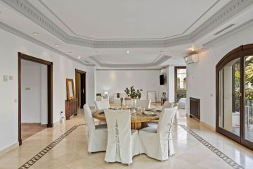 https://cdn.resales-online.com/public/zzioxgugw0/properties/43fac823f9a811ef8cfb02e0405b089b/w1200/9-467d0cee5b725f3ef65f102a0c2e69c0.jpg?v=1741357409