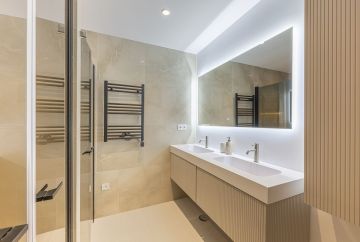 https://cdn.resales-online.com/public/86l1hb0hs4/properties/fe2c500b04eb11f08cfb02e0405b089b/w1200/7-aa4cc561180b369757c0bb4af9886cd3.jpg?v=1742410889