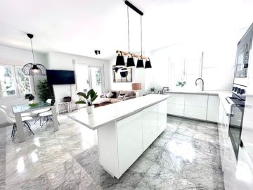 https://cdn.resales-online.com/public/onqgbg2a0k/properties/eb53ca86070b11f08cfb02e0405b089b/w1200/22-bcf8e6250e0bab365f900a8ac31ac040.jpg?v=1742646060
