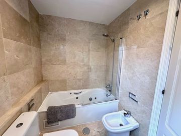 https://cdn.resales-online.com/public/onqgbg2a0k/properties/eb53ca86070b11f08cfb02e0405b089b/w1200/39-a493fe9149752455d4aa759b42ca0ea1.jpg?v=1742646060