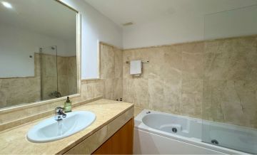 https://cdn.resales-online.com/public/2cngepeuas/properties/80d117c408a211f08cfb02e0405b089b/w1200/28-ef19a2c59920e2e087cd278a51b6dbf8.jpg?v=1742840253