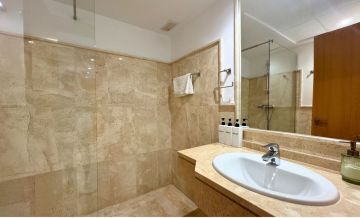 https://cdn.resales-online.com/public/2cngepeuas/properties/80d117c408a211f08cfb02e0405b089b/w1200/31-5e8b9eb86a2d455eeaf43a7bbf3ccd12.jpg?v=1742840253