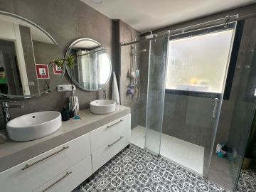 https://cdn.resales-online.com/public/1op5nr1ymv/properties/2fde50d90f9c11f08cfb02e0405b089b/w1200/28-ef19a2c59920e2e087cd278a51b6dbf8.jpg?v=1743586588
